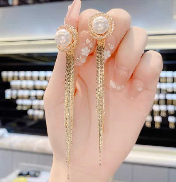 Boucle d'oreille pompon en perles roses