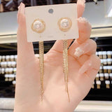 Boucle d'oreille pompon en perles roses