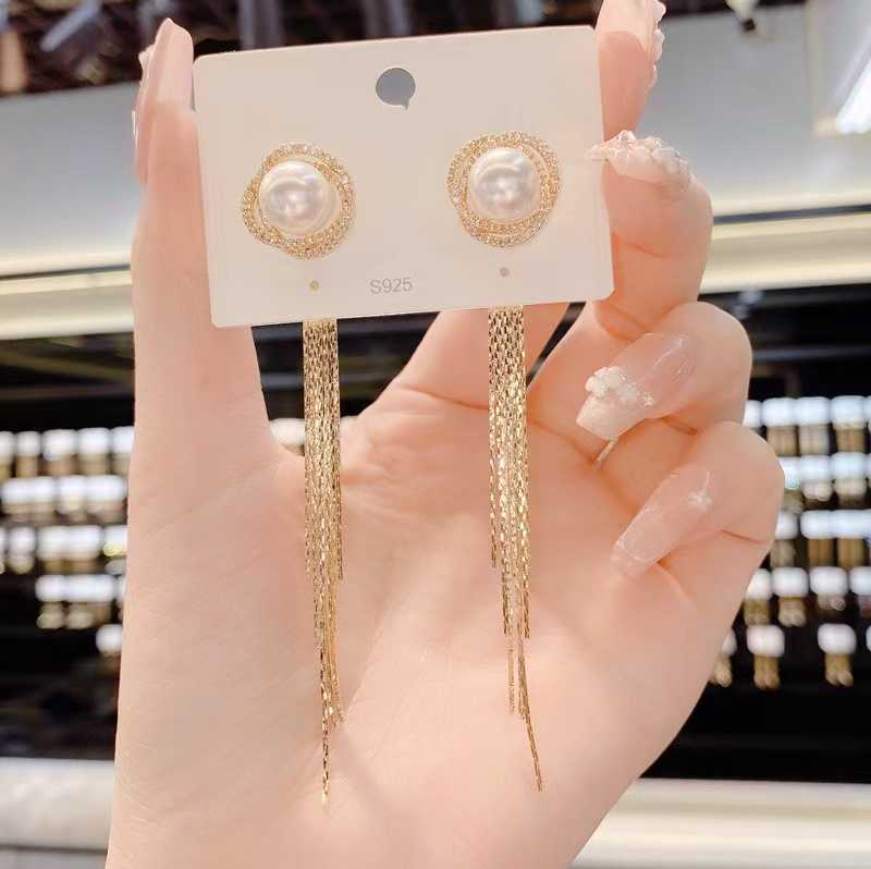 Boucle d'oreille pompon en perles roses