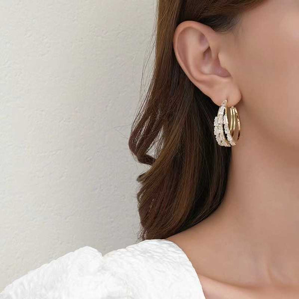 Grande boucle d'oreille avec des pierres de zircon