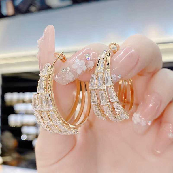 Grande boucle d'oreille avec des pierres de zircon