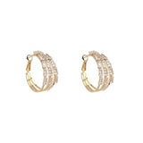 Grande boucle d'oreille avec des pierres de zircon