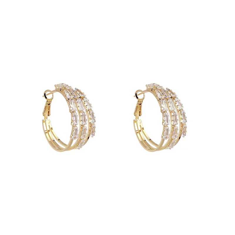 Grande boucle d'oreille avec des pierres de zircon