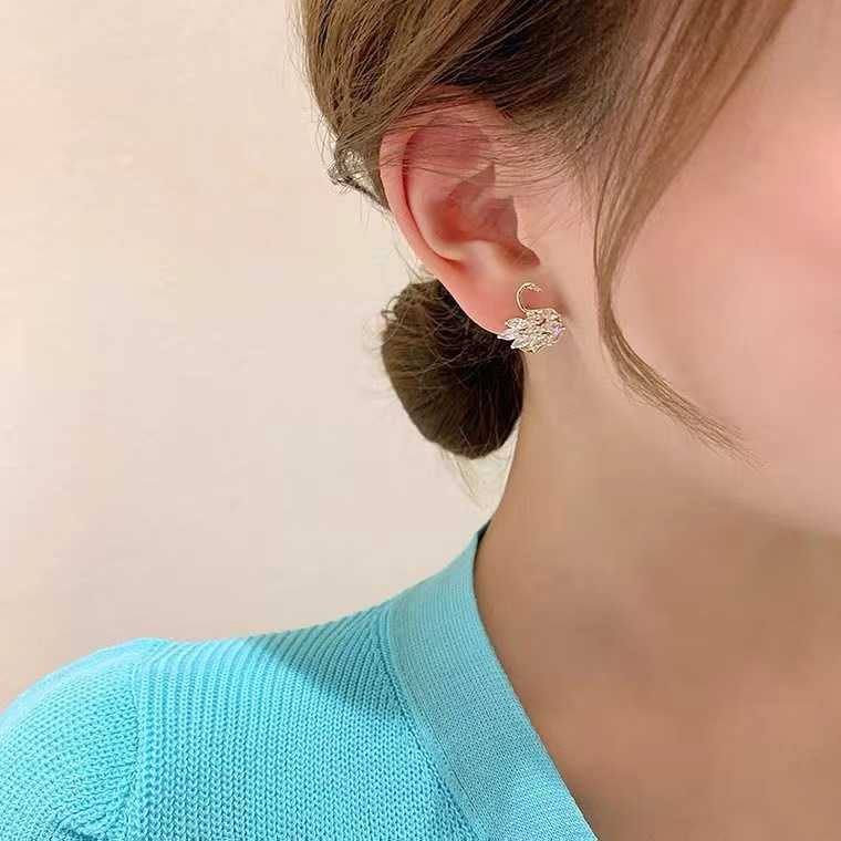 Boucle d'oreille cygne en zircone