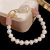Bracelet à breloques en perle d'eau douce et quartz fraise