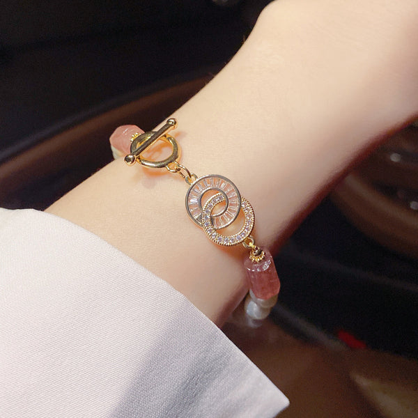 Bracelet à breloques en perle d'eau douce et quartz fraise