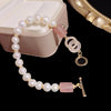 Bracelet à breloques en perle d'eau douce et quartz fraise
