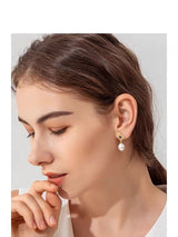 Boucle d'oreille perle baroque zircon bleu roi.