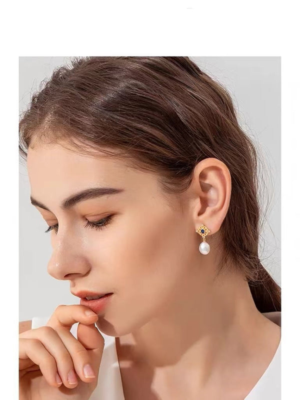 Boucle d'oreille perle baroque zircon bleu roi.