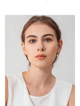 Boucle d'oreille perle baroque zircon bleu roi.