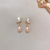 Boucle d'oreille papillon perle d'eau douce rose