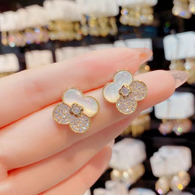 Boucle d'oreille trèfle perle d'eau douce