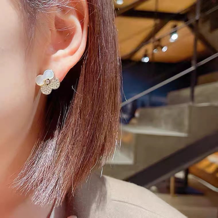 Boucle d'oreille trèfle perle d'eau douce