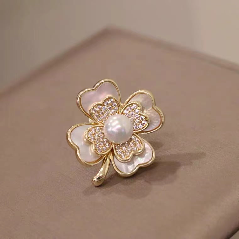 Broche fleur en nacre