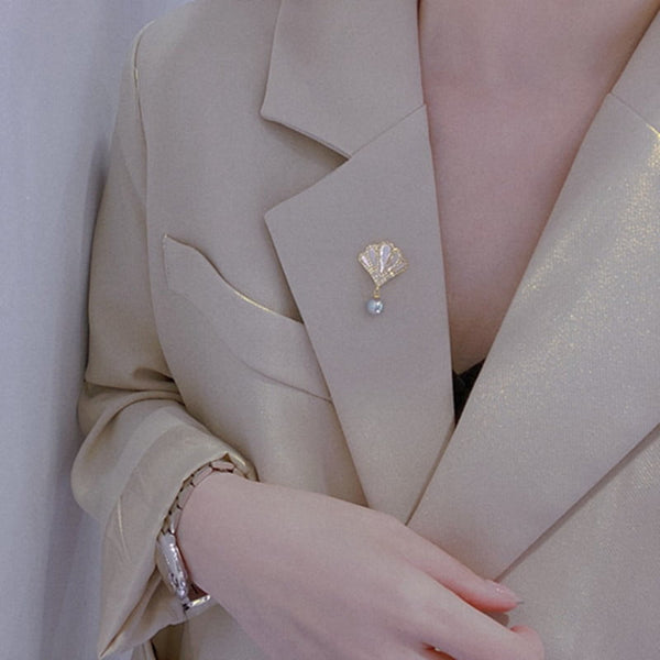 Broche festonnée en nacre