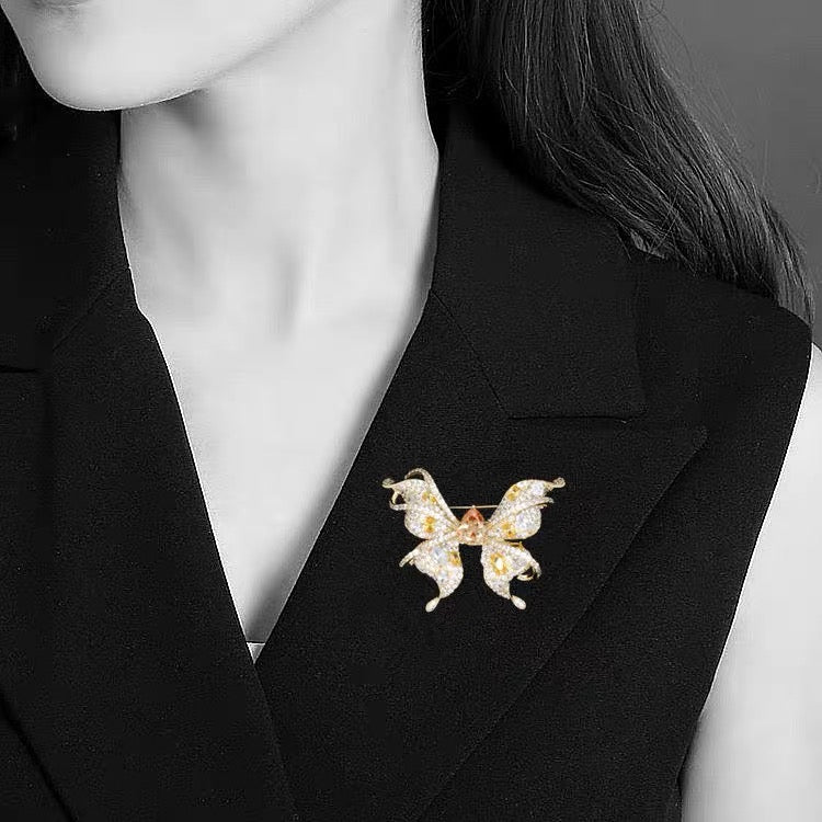 Broche papillon en zircon champagne