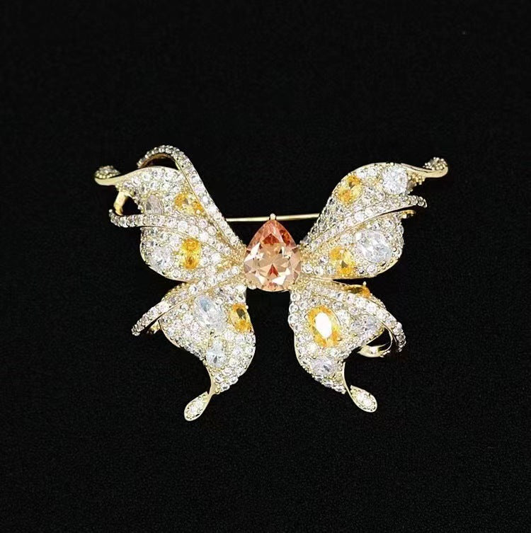 Broche papillon en zircon champagne