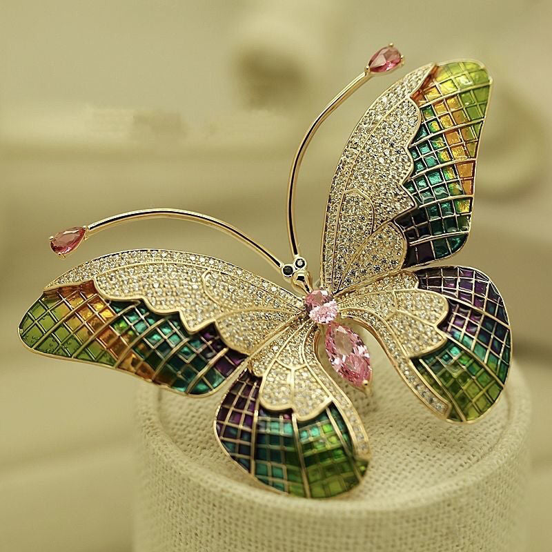 Broche papillon en zircon rose et émail