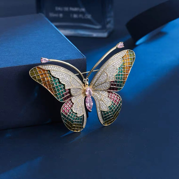 Broche papillon en zircon rose et émail