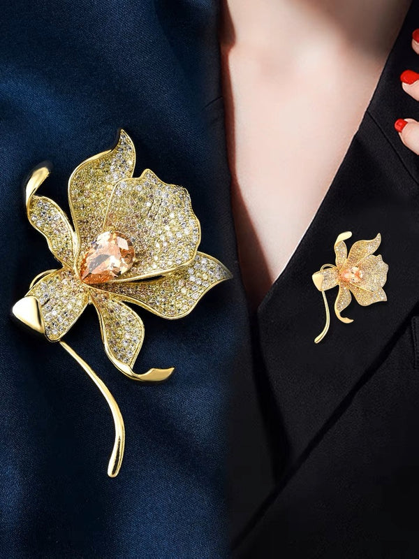Broche fleur en zircon champagne
