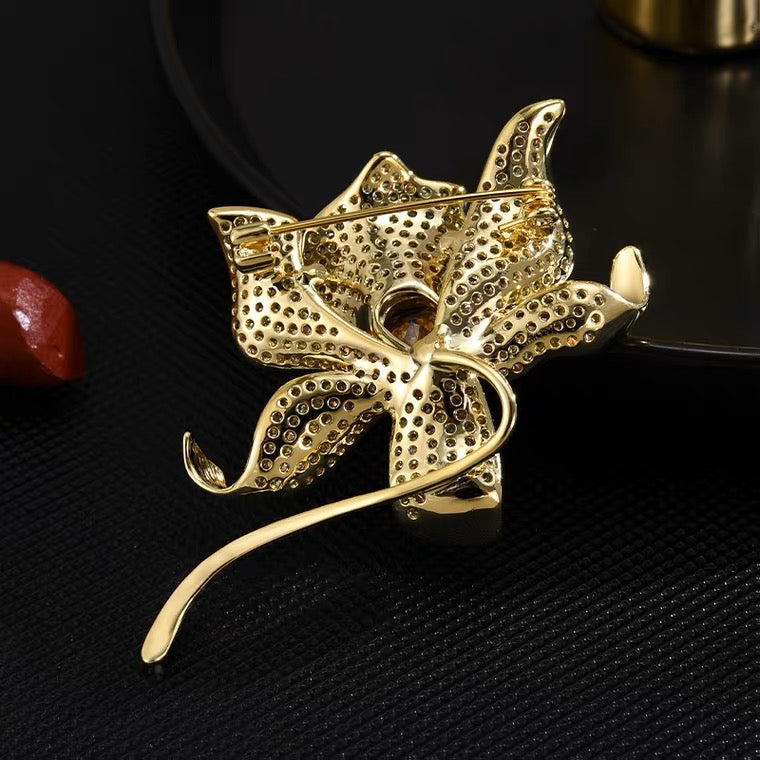 Broche fleur en zircon champagne
