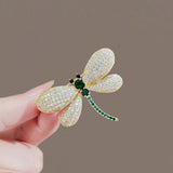 Broche libellule en zircon délicat.
