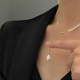 Collier ovale réglable en perles d'eau douce.