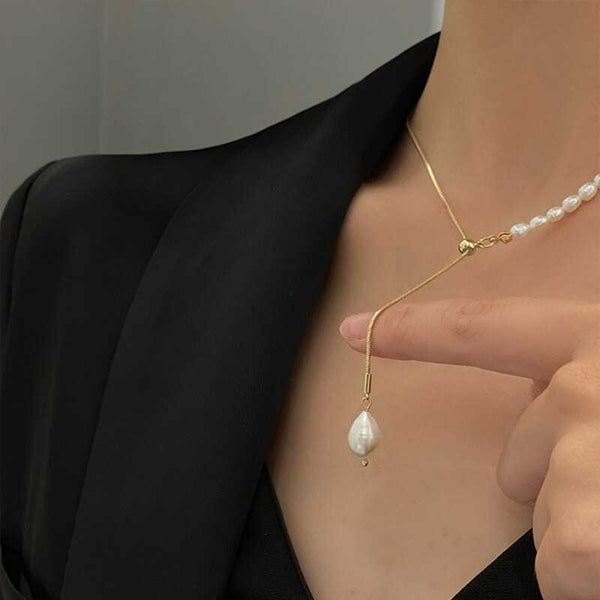 Collier ovale réglable en perles d'eau douce.