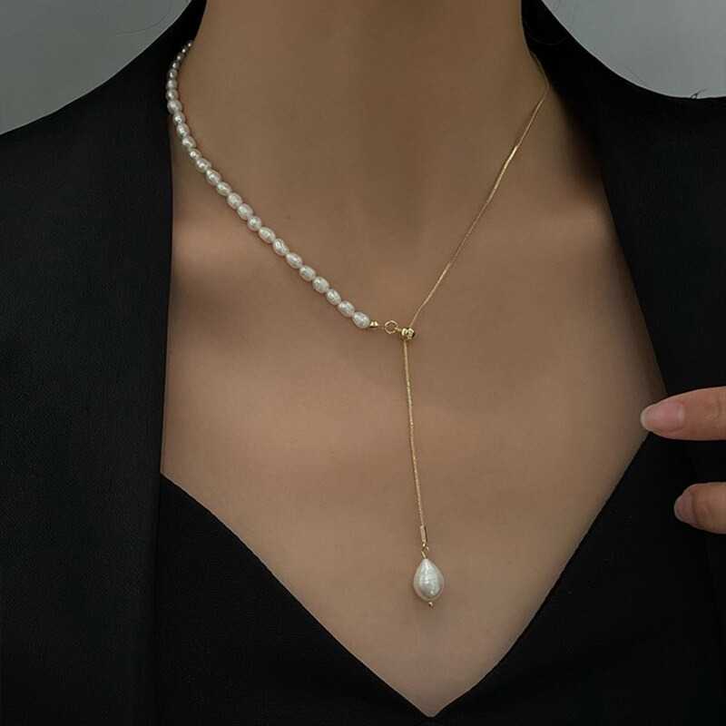 Collier ovale réglable en perles d'eau douce.