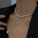 Collier ovale réglable en perles d'eau douce.