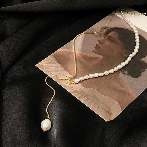 Collier ovale réglable en perles d'eau douce.